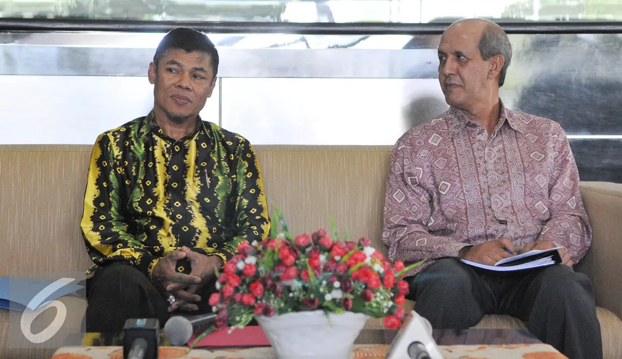 Ketua PPATK M Yusuf (kiri) menyimak pertanyaan terkait penghapusan Indonesia dari status Grey Area di Jakarta, (26/6/2015). Penghapusan ini merupakan komitmen pencegahan dan pemberantasan tindak pidana pendanaan terorisme. (Liputan6.com/Herman Zakharia)