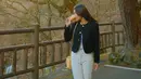 Azizah Salsha terlihat mengenakan cropped outer berwarna hitam dengan detail kancing emas. Penampilan manisnya ini dipadu dengan celana jeans dan midi heels boots putih. [Foto: Instagram/azizahsalsha_]