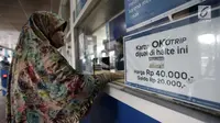 Calon penumpang membeli kartu OK OTrip di Terminal Kampung Melayu, Jakarta, Rabu (17/1). Uji coba pertama dilakukan untuk rute Kampung Melayu-Duren Sawit yang melibatkan 15 mikrolet. (Liputan6.com/Arya Manggala)