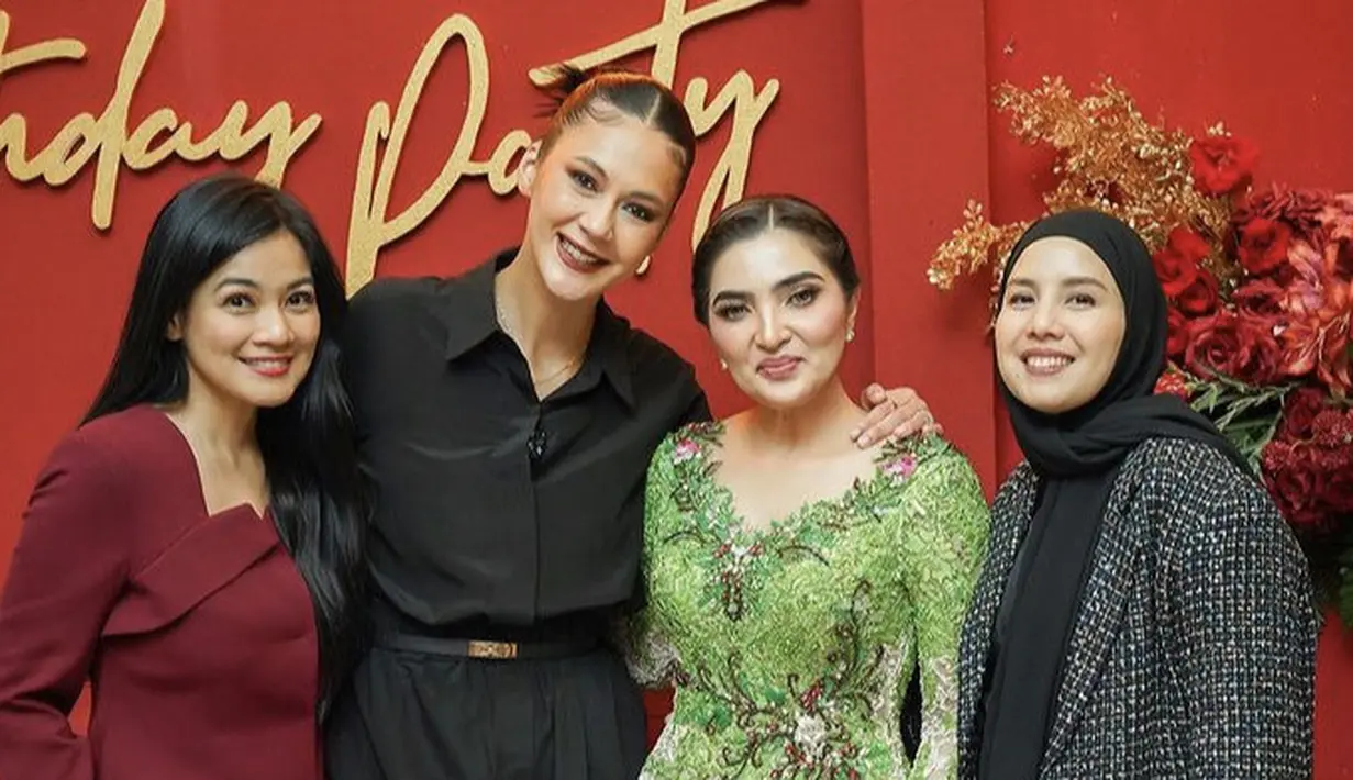 Titi Kamal hadir dengan busana maroonnya, dari atasan model blazer dengan square neck serasi dengan warna bawahannya. [@baimwong]