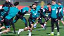 Pemain Liverpool, Mohamed Salah, mengikuti sesi latihan jelang laga melawan Galatsaray pada leg kedua babak 16 besar Liga Champions 2025/2026. (Peter Byrne/PA via AP)