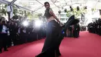 Model Kendall Jenner berpose saat tiba menghadiri pemutaran film "Youth" di Festival Film Cannes ke-68 di Cannes, Perancis, (20/6/2015). (AFP PHOTO/ANNE-CHRISTINE)