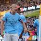 Duo Manchester City Erling Haaland dan Jack Grealish mencetak gol ke gawang Wolverhampton Wanderers pada laga Liga Inggris di Molineux, Sabtu (17/9/2022). (AFP/Geoff Caddick)