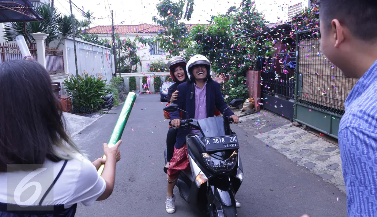 Artis senior Ria Irawan bersama sang suami, Mayky Wongkar merayakan pernikahannya usai melangsungkan pernikahan di KUA Lebak Bulus, Jakarta, Jumat (23/12). Ini merupakan pernikahan kedua Ria Irawan. (Liputan6.com/Herman Zakharia)