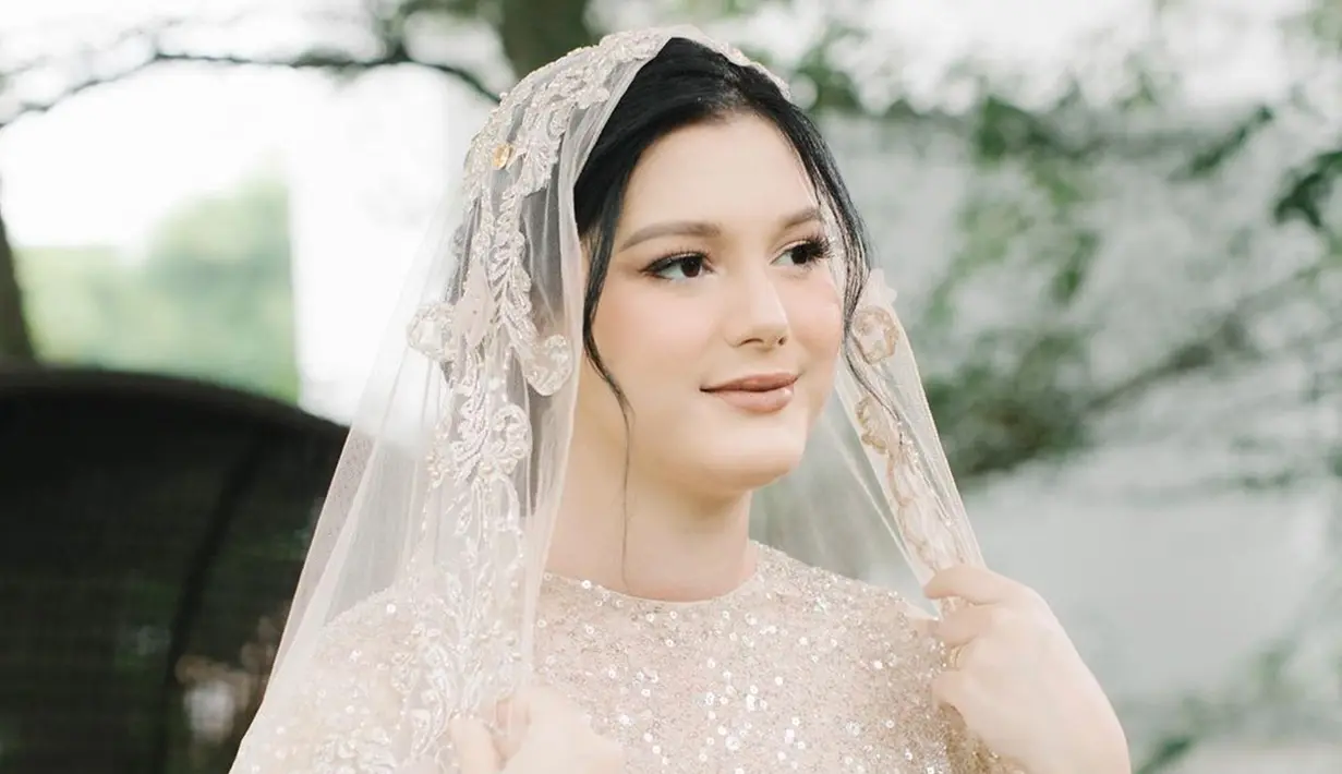 Melalui jepretan kamera JNB Photography, adik ipar Irish Bella ini tampil menawan dengan dress full payet yang dikenakannya. Yasmine juga merias wajahnya dengan makeup bernuansa cokelat dan nude. Ia juga melengkapi penampilannya dengan mengenakan penutup kepala. (Liputan6.com/IG/@jnbphotographyofficial)