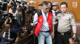 Aktor Tio Pakusadewo bersiap menjalani sidang lanjutan kasus penyalahgunaan narkoba di PN Jakarta Selatan, Kamis (19/7). Sidang yang seharusnya beragendakan putusan tersebut diundur pada 24 Juli 2018. (Liputan6.com/Immanuel Antonius)