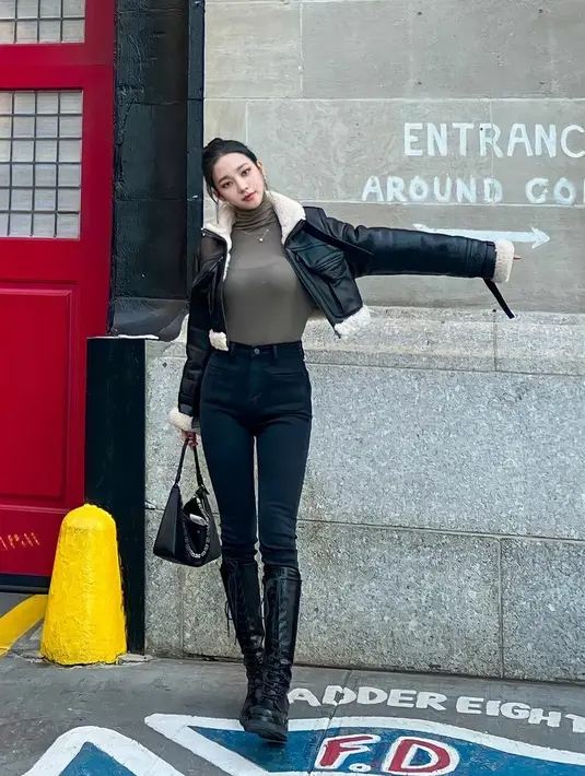 Kala di Paris, Karina pamer body bak gitar Spanyol mengenakan leather jakcet, skinny jeans dan boots. [Twitter/@maynuverse].