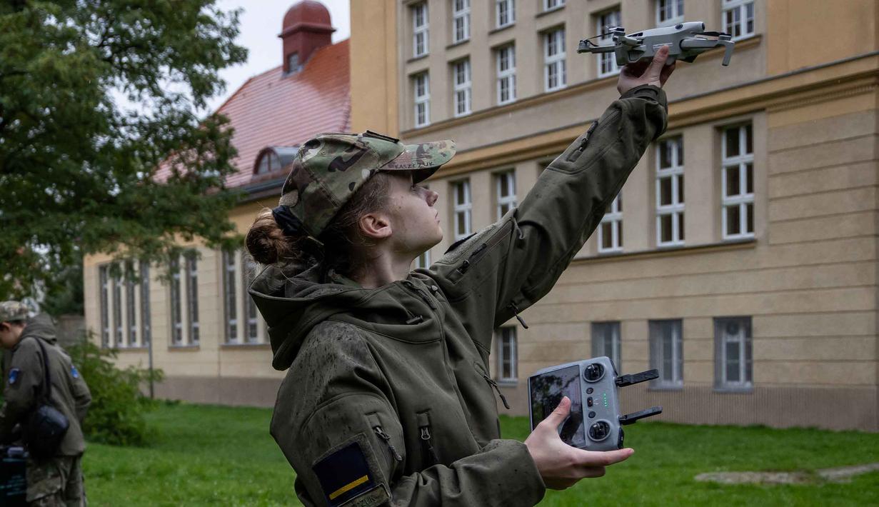 Mereka yang berpartisipasi dalam program ini akan memperoleh lisensi pilot drone resmi yang disetujui oleh Otoritas Penerbangan Sipil setempat. (Wojtek RADWANSKI/AFP)