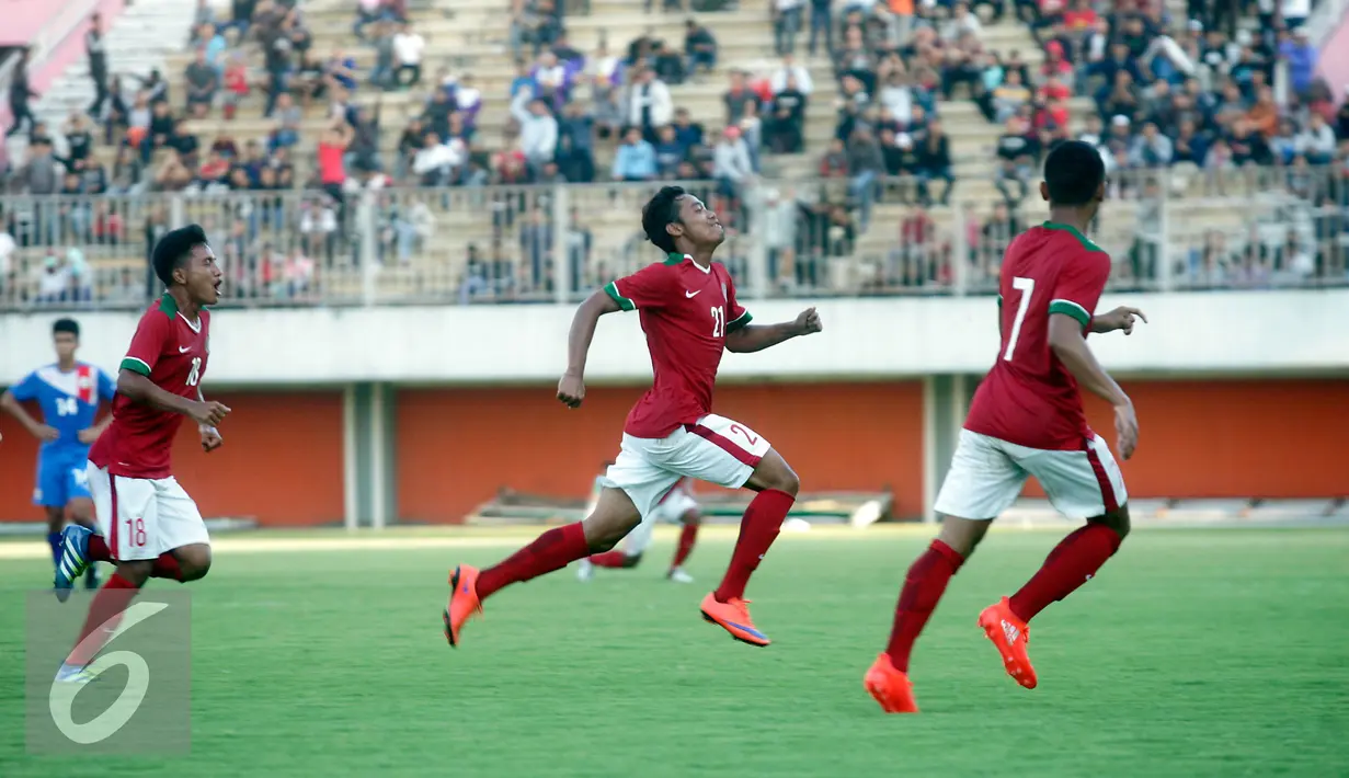 Pesepakbola Timnas U-19  Sandy Pratama melakukan selebrasi usai mencetak gol ke gawang Filipina U-19 pada International Friendly Match di Stadion Maguwoharjo, Sleman, Jumat (19/8). Indonesia menang dengan skor 3-1. (Liputan6.com/Boy Harjanto)