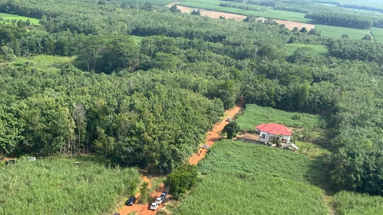 Penampakan lokasi judi sabung ayam yang menewaskan 3 anggota polisi diduga ditembak oleh dua oknum TNI. Foto : (Humas Polda Lampung).