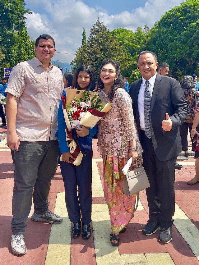 6 Potret Bella Saphira Hadir di Wisuda Putri Sambungnya, Makin Kompak