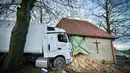Truk kontainer yang menabrak kapel Antoniuskapelle Antonius, tempat ibadah bagi umat Kristen di Hortsmar, Jerman barat (3/1). Menurut kepolisian setempat, kecelakaan truk tersebut diakibatkan oleh badai "Burglind". (AFP PHOTO/dpa/Jens Keblat/Germany OUT)