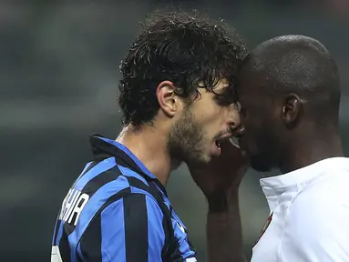 Pemain Internazionale, Andrea Ranocchia beradu argumen dengan pemain AS Roma, Antonio Rudiger pada laga Serie A di Stadion San Siro, Itali, Sabtu (31/10/2015). Inter berhasil menang 1-0. (Reuters/Stefano Rellandini)