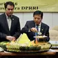 Ketua Fraksi Partai Golkar, Setya Novanto bersama Sekertaris Fraksi Partai Golkar, Azis Syamsuddin memotong tumpeng saat acara Syukuran Hari Ulang Tahun ke-48 Fraksi Partai Golkar di Jakarta, Senin (15/2). (Liputann6.com/Johan Tallo)