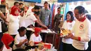 Presiden Joko Widodo melihat kerajinan tangan saat menghadiri acara peringatan Hari Anti Narkotika Internasional (HANI) di kawasan Taman Sari, Jakarta, Minggu (26/6). (Liputan6.com/Herman Zakharia)