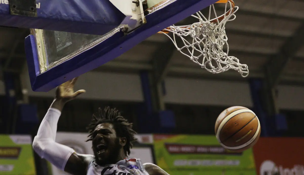 Pebasket Stapac Jakarta, Savon Goodman, memasukkan bola saat melawan Satria Muda Jakarta pada laga final IBL 2019  di C-Tra Arena, Bandung, Sabtu (23/3). Savon Goodman terpilih menjadi pemain terbaik IBL 2019. (Bola.com/M Iqbal Ichsan)
