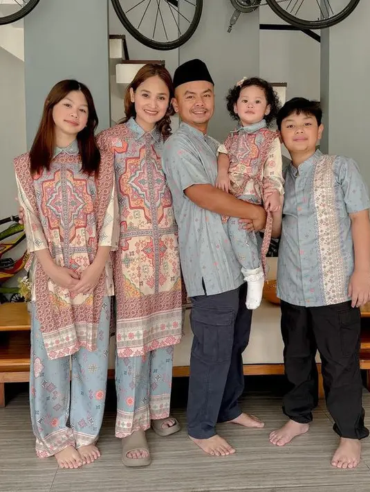 Keluarga Wendy juga tampil kompak dengan busana Iduladha nya. Sang istri tampil senada dengan kedua putrinya mengenakan tunik bercorak warna pastel dipadukan celana panjang. [@wendicagur]