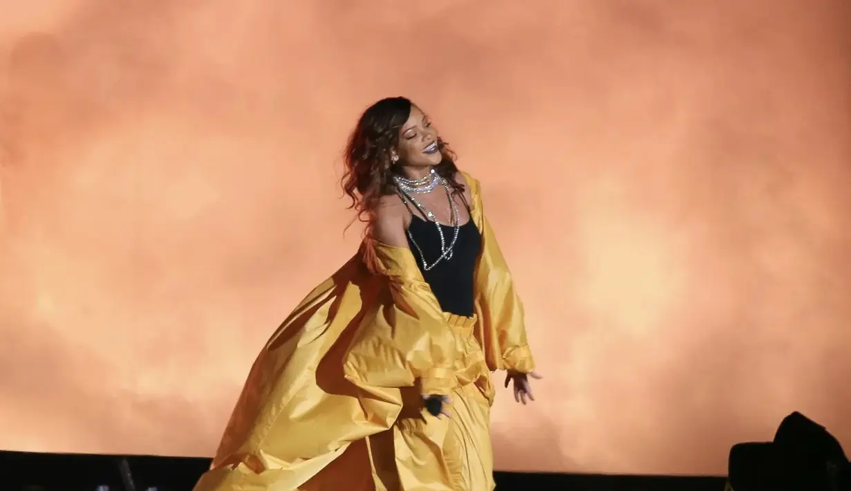 Rihanna mengenakan tent suit rancangan Issey Miyake untuk penampilannya di Rock in Rio tahun 2015.