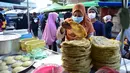 Seorang pedagang membuat roti di pasar makanan pada hari pertama bulan suci Ramadhan di provinsi Narathiwat di Thailand selatan (24/4/2020). Sejumlah pedagang menjual berbagai makanan selama bulan suci Ramadan di pasar tersebut. (AFP/Madaree Tohlala)