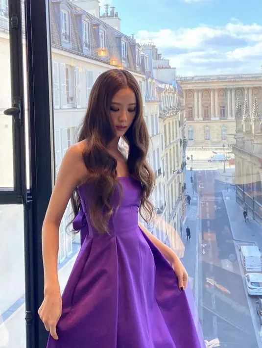 Untuk kali ini, Jisoo tampil feminim dibalut dengan maxi dress warna ungu model off shoulder yang memamerkan keindahan pundak lengannya. (@sooyaaa__)