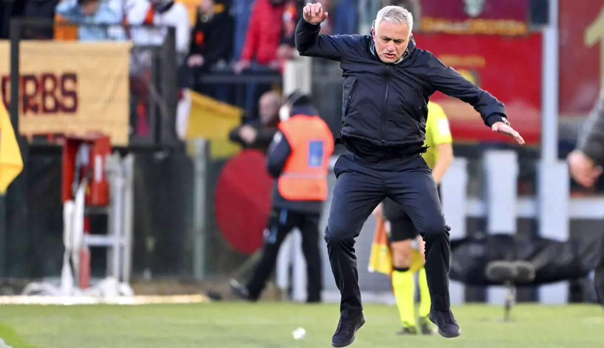 Reaksi pelatih AS Roma Jose Mourinho saat AS Roma melawan Salernitana pada pertandingan sepak bola Serie A di Olympic Stadium, Roma, Italia, 10 April 2022. AS Roma menang dramatis 2-1. (Alfredo Falcone/LaPresse via AP)