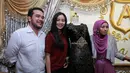 Rencananya mereka akan melepas masa lajang pada 1 November mendatang di Kuala Lumpur, Malaysia. Kali ini mereka melakukan fitting baju pengantin sebagai salah satu persiapannya. (Galih W. Satria/Bintang.com)