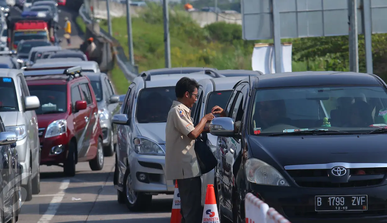Petugas Lintas Marga Sedaya (LMS) menghampiri pengendara untuk menagih uang tol di pintu keluar Pejagan, Jawa Tengah, Sabtu (2/7). Sistem 'jemput bola' pembayaran tiket tol itu untuk mengurai kemacetan saat arus mudik. (Liputan6.com/Angga Yuniar)