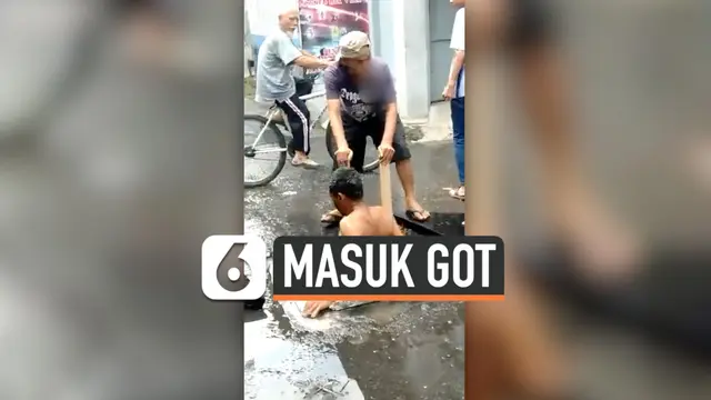 VIDEO: Pria Ini Rela Masuk Got Demi Perbaiki Saluran Air Mampet