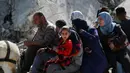 Warga Palestina menaiki gerobak yang ditarik hewan saat meninggalkan Kota Gaza pada 16 Mei 2025. (Bashar TALEB/AFP)