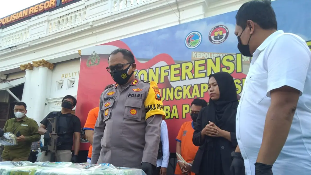 Polisi menangkap pengedar sabu lintas provinsi di Surabaya. (Dian Kurniawan/Liputan6.com)