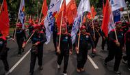 Aksi unjuk rasa untuk menuntut pemerintah menaikkan upah minimum provinsi (UMP) 2025 sebesar 8 hingga 10 persen. (JUNI KRISWANTO/AFP)