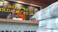 Polisi menangkap YH pemilik uang dolar palsu yang akan disetorkan di salah satu bank pelat merah. (Liputan6.com/Ady Anugrahadi)
