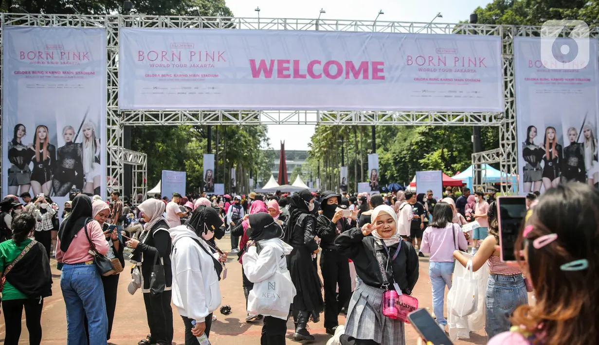Fans mulai mengantre untuk menyaksikan Konser BLACKPINK di Stadion Utama Gelora Bung Karno (SUGBK), Jakarta, Sabtu (11/3/2023). konser bertajuk "Born Pink" Blackpink akan berlangsung Sabtu (11/3/2022) pukul 19.00 WIB dan Minggu (12/3/2022) pukul 18.30 WIB di Stadion Utama GBK.  (Liputan6.com/Faizal Fanani)