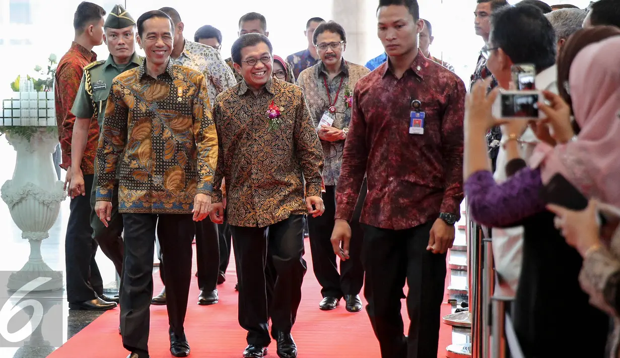 Presiden Joko Widodo (Kiri) bersama Ketua Dewan Komisioner OJK, Muliaman D Hadad memasuki Gedung Bursa Efek Indonesia, Jakarta, Senin (10/8/2015). Jokowi membuka pasar modal serta peringatan 38 tahun diaktifkannya pasar modal. (Liputan6.com/Faizal Fanani)