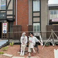 Pasangan Dinda Hauw dan Rey Mbayang kerap mencuri perhatian. Keharmonisan dan juga romantisnya membuat banyak yang iri. Sebelum menikah, ternyata Dinda mengajukan syarat pada Rey. Setelah menikah salah satunya mulai dibebaskan. [Instagram/rey_mbayang]