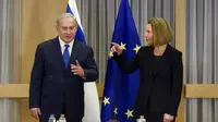 Benjamin Netanyahu dan Federica Mogherini, Uni Eropa Menolak untuk Ikuti Jejak AS Akui Yerusalem (ERIC VIDAL / POOL / AFP)