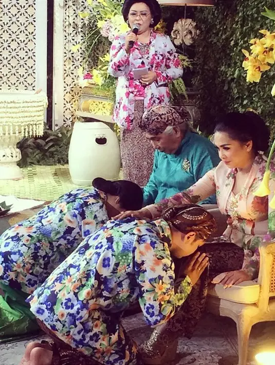 Momen yang mengharukan saat Raffi Ahmad dan Nagita Slavina sungkem kepada orang tuanya. (via Instagram.com/stvendp/)