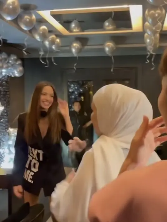 Blazer panjang Nia dipadukan celana pendek yang tidak terlihat warna hitam. Ia melengkapi penampilan dengan kalung choker hitam model bunga. [@tya_ariestya]