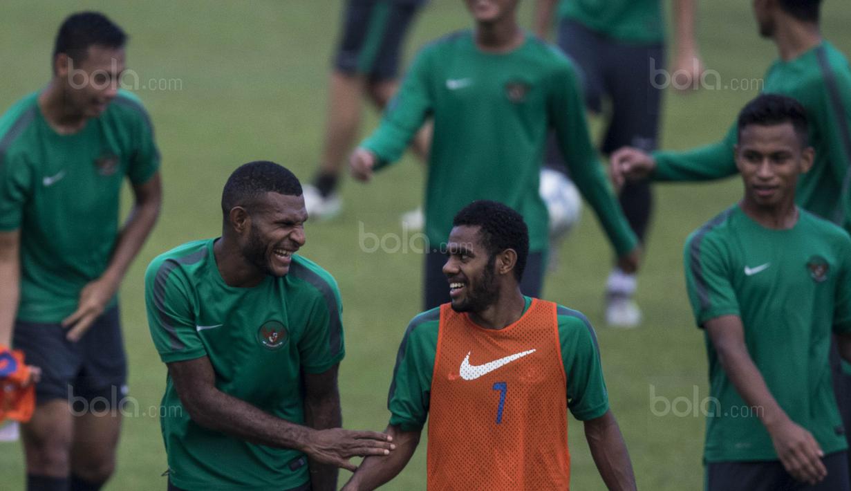 Pemain Timnas Indonesia, Marinus Wanewar, becanda dengan Yabes Roni, usai latihan di Stadion UKM, Selangor, Sabtu (19/8/2017). Latihan ini merupakan persiapan jelang laga SEA Games melawan Timor Leste. (Bola.com/Vitalis Yogi Trisna)