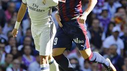 Pepe (kiri) saat berduel dengan pemain Eibar, Sergi Enrich  dpada lanjutan La Liga Spanyol 2016-2017 di Stadion Santiago Bernabeu, Madrid, Minggu (2/10/2016). (EPA/Sergio Barreneche)