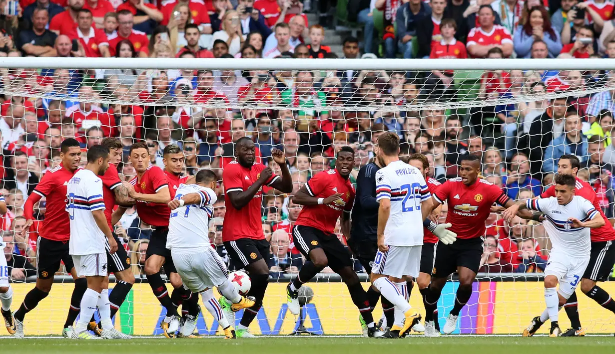 Striker Sampdoria, Fabio Quagliarella, melesatkan bola tendangan bebas ke gawang Manchester United pada laga persahabatan di Stadion Aviva, Dublin, Rabu (2/8/2017). Manchester United Menang 2-1 atas Sampdoria. (AFP/Paul Faith)