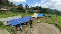 Warga Pamijahan Bogor Bangun Tenda Darurat di tengah Sawah demi menghindari gempa susulan.