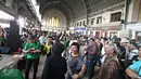 Grup Orkes Pancaran Sinar Petromaks (PSP) bermain musik dalam aksi kampanye Ngamen Anti Korupsi yang diselenggarakan di Stasiun Jakarta Kota (20/5). Acara ini merupakan cara KPK untuk  mengajak publik berantas korupsi. (Liputan6.com/Immanuel Antonius)