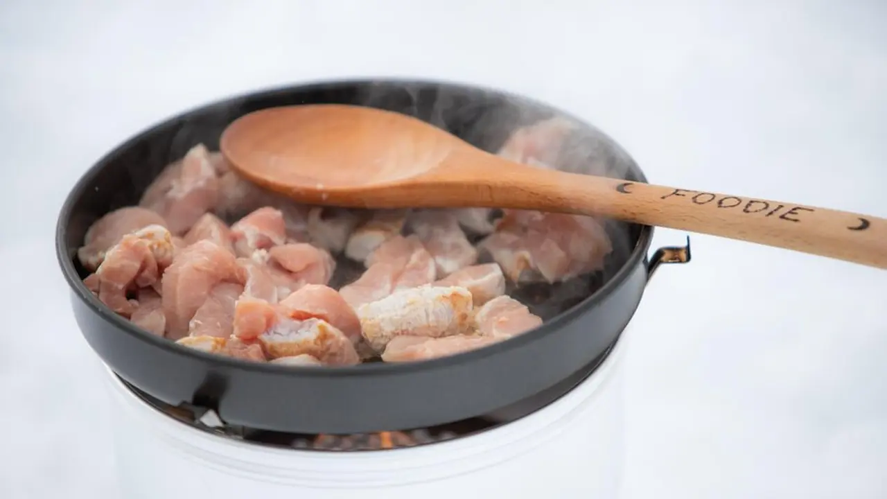 Daging ayam yang sedang dimasak (Foto Dok: Freepik/EyeEm)
