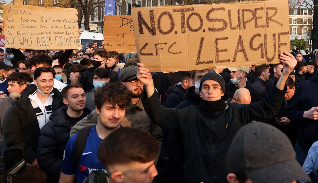 Pendukung sepak bola melakukan aksi demonstrasi mengecam wacana Liga Super Eropa menjelang pertandingan Liga Premier Inggris antara Chelsea dan Brighton dan Hove Albion di luar Stadion Stamford Bridge, London, Selasa (20/4/2021). (Foto: AFP/Adrian Dennis)