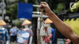 Massa Kiara menggelar aksi di depan Gedung Kementerian Kelautan dan Perikanan, Jakarta, Senin (13/7/2020). Mereka meminta Menteri KKP Edhy Prabowo yg dinilai tidak berpihak kepada nelayan tradisional skala kecil, pembudidaya ikan, serta faktor perikanan rakyat lainnya. (Liputan6.com/Faizal Fanani)