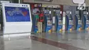 Aktivitas penumpang di terminal keberangkatan 1A Bandara Internasional Soekarno Hatta, Tangerang, Sabtu (28/3/2020). PT Angkasa Pura II (Persero) akan membatasi kegiatan di Terminal 1 dan 2 Bandara Soetta mulai 1 April 2020 terkait meluasnya kasus virus Corona.  (Liputan6.com/Herman Zakharia)