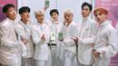 Seperti  gaya pakaian formal saat mereka mendapatkan penghargaan tertinggi dalam kategori Song of The Year di acara Melon Music Awards 2018 lalu ini. Serba putih, iKON memberikan ucapan terimakasih pada penggemarnya.  (Liputan6.com/Instagram/@withikonic)