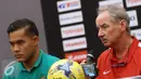Pelatih Timnas Indonesia, Alfred Riedl (kanan) memberi keterangan jelang laga semifinal leg pertama Piala AFF 2016 melawan Vietnam di Bogor, Jumat (2/12). Laga kedua tim akan digelar Stadion Pakansari, Sabtu (3/12). (Liputan6.com/Helmi Fithriansyah)