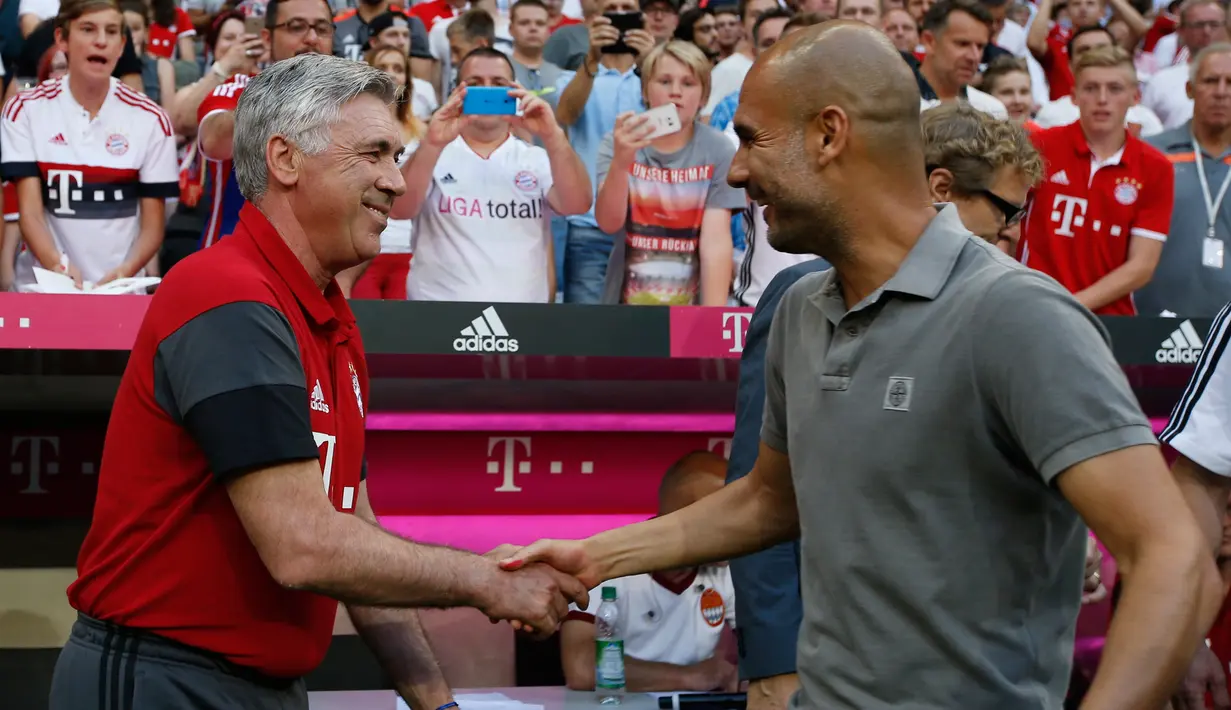 Pep Guardiola bersalaman dengan pelatih Bayern Muenchen, Carlo Ancelotti sebelum pertandingan di laga uji coba pramusim di Allianz Arena, Muenchen (21/7). Ini menjadi pertandingan debut Pep Guardiola sebagai manajer The Citizens. (Reuters/Michaela Rehle)